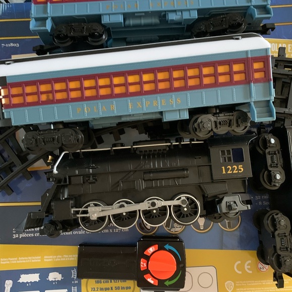 Lionel The Polar Express Set Battery-Powered Berkshire-Style Model Train - Picture 12 of 14